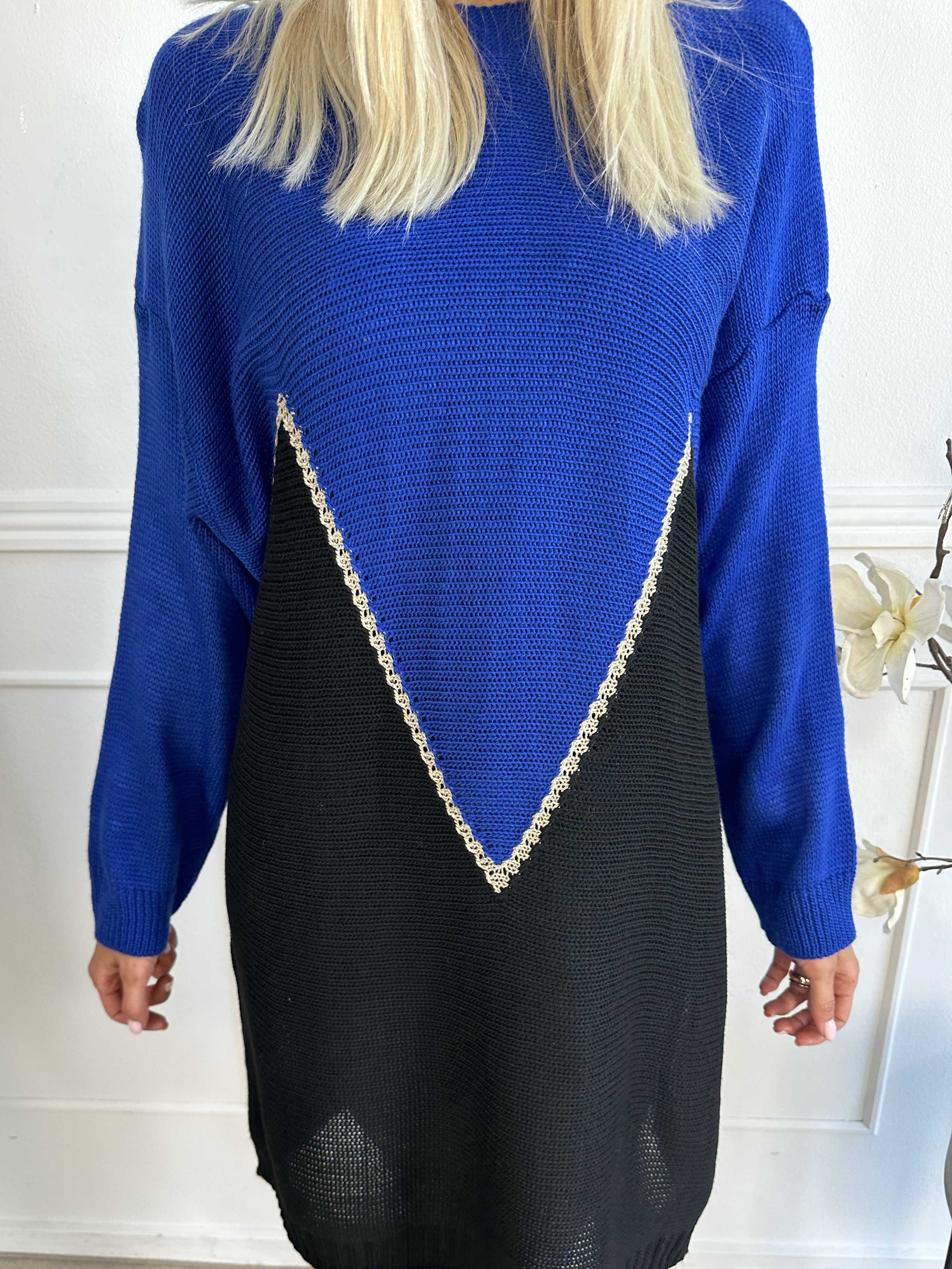 Amara - Tofarvet strikkjole med gulddetaljer